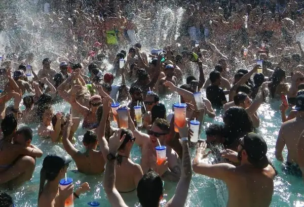 THE MOST POPULAR Pool Party In Miami Beach